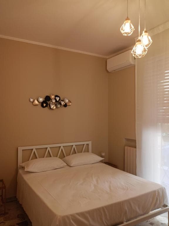 Camera da letto principale con letto matrimoniale