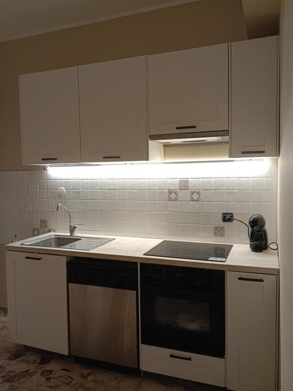 Dettaglio della cucina con elettrodomestici